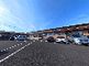 広々とした駐車場の外観
