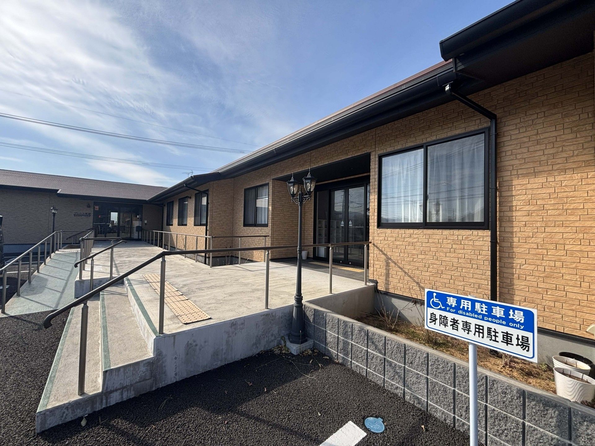 スロープのある建物入口