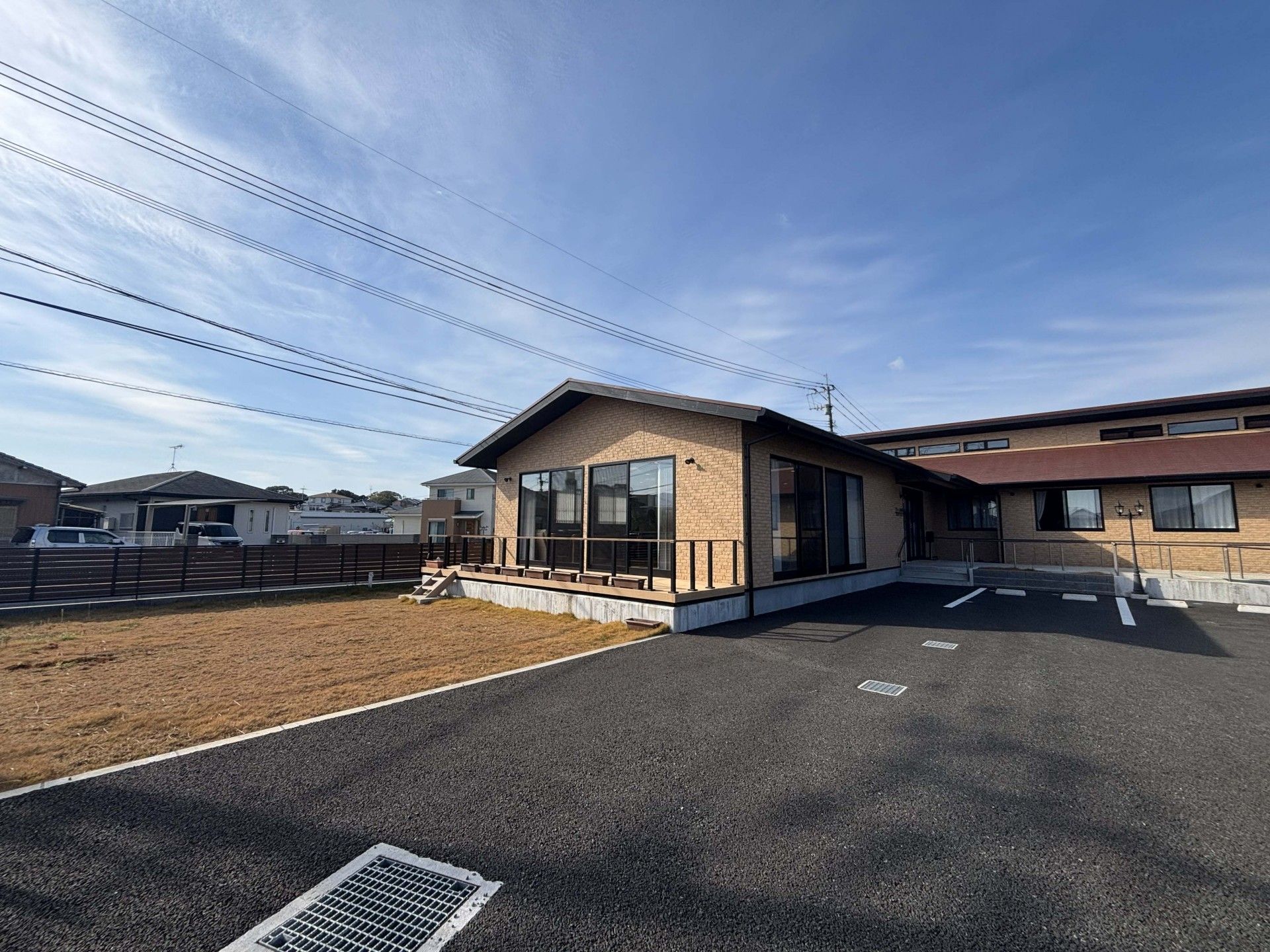 広い駐車場と建物