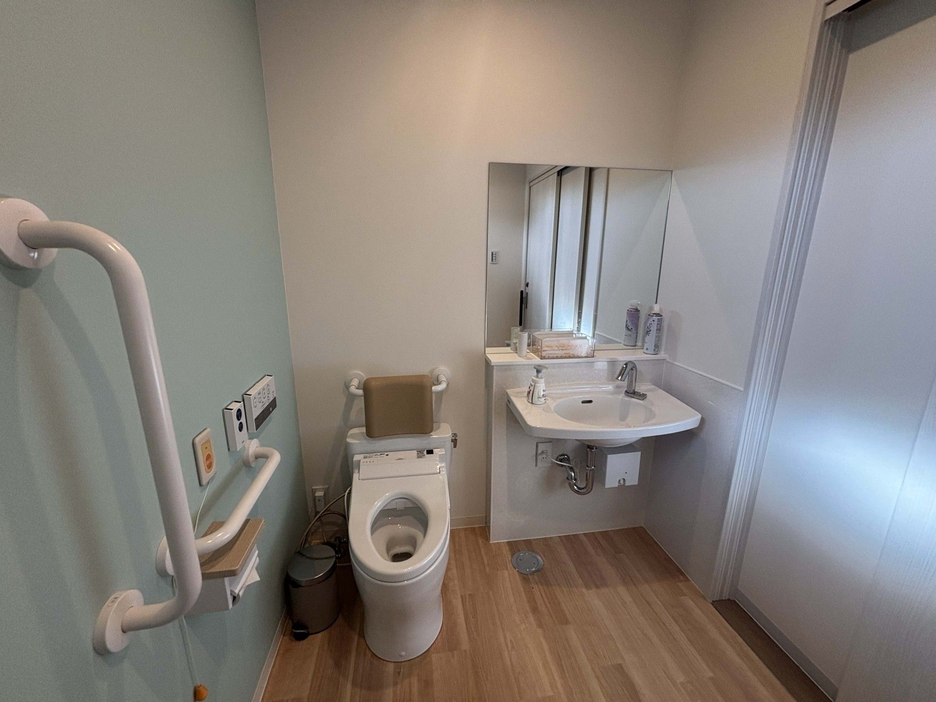 手すり付きの清潔なトイレ