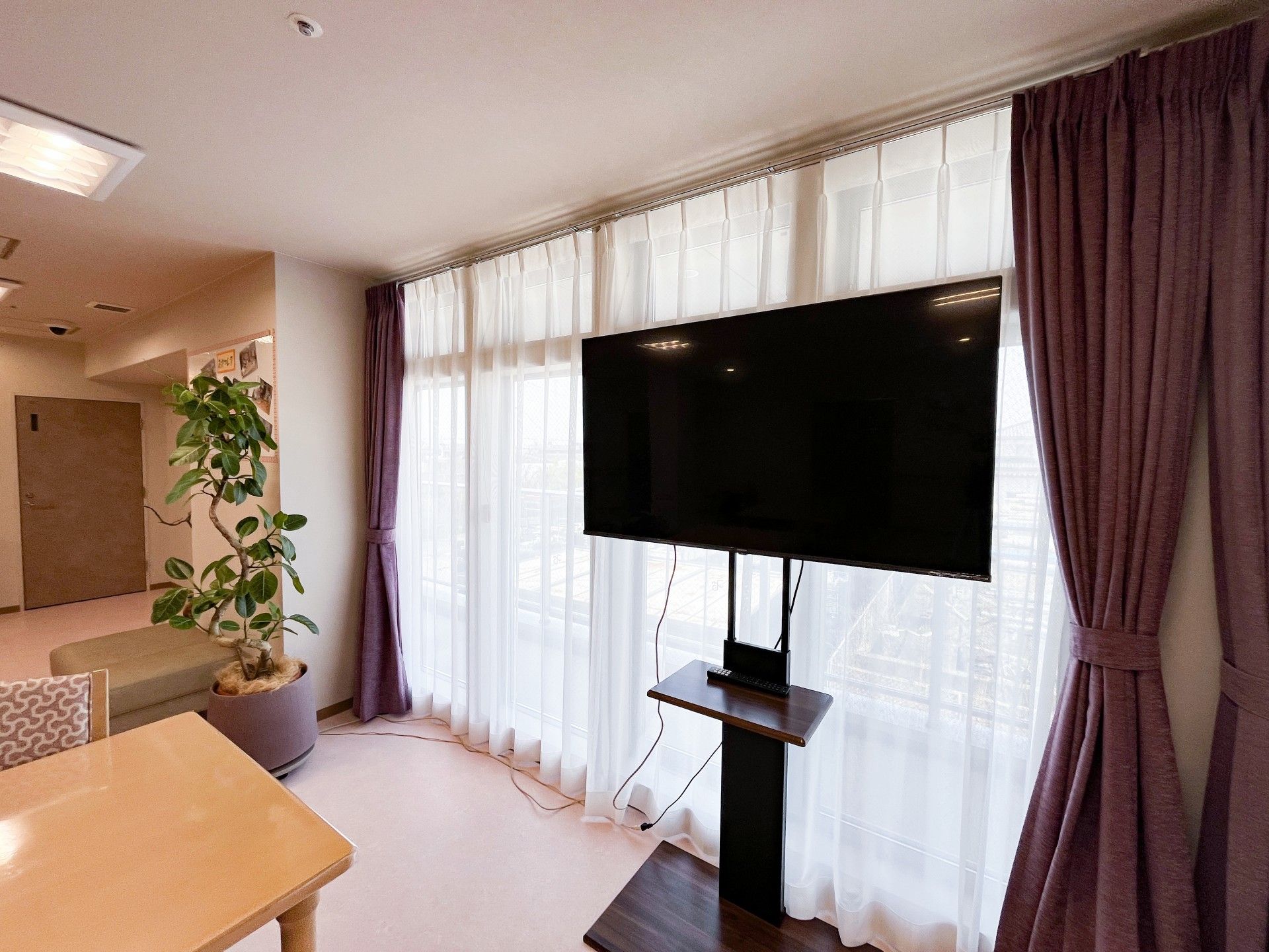 大きなテレビと窓のある部屋
