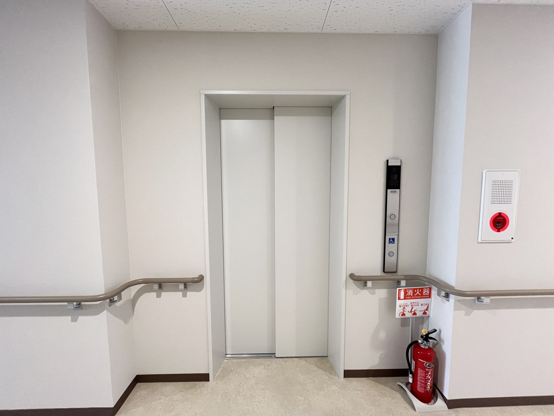 安全なエレベーター前