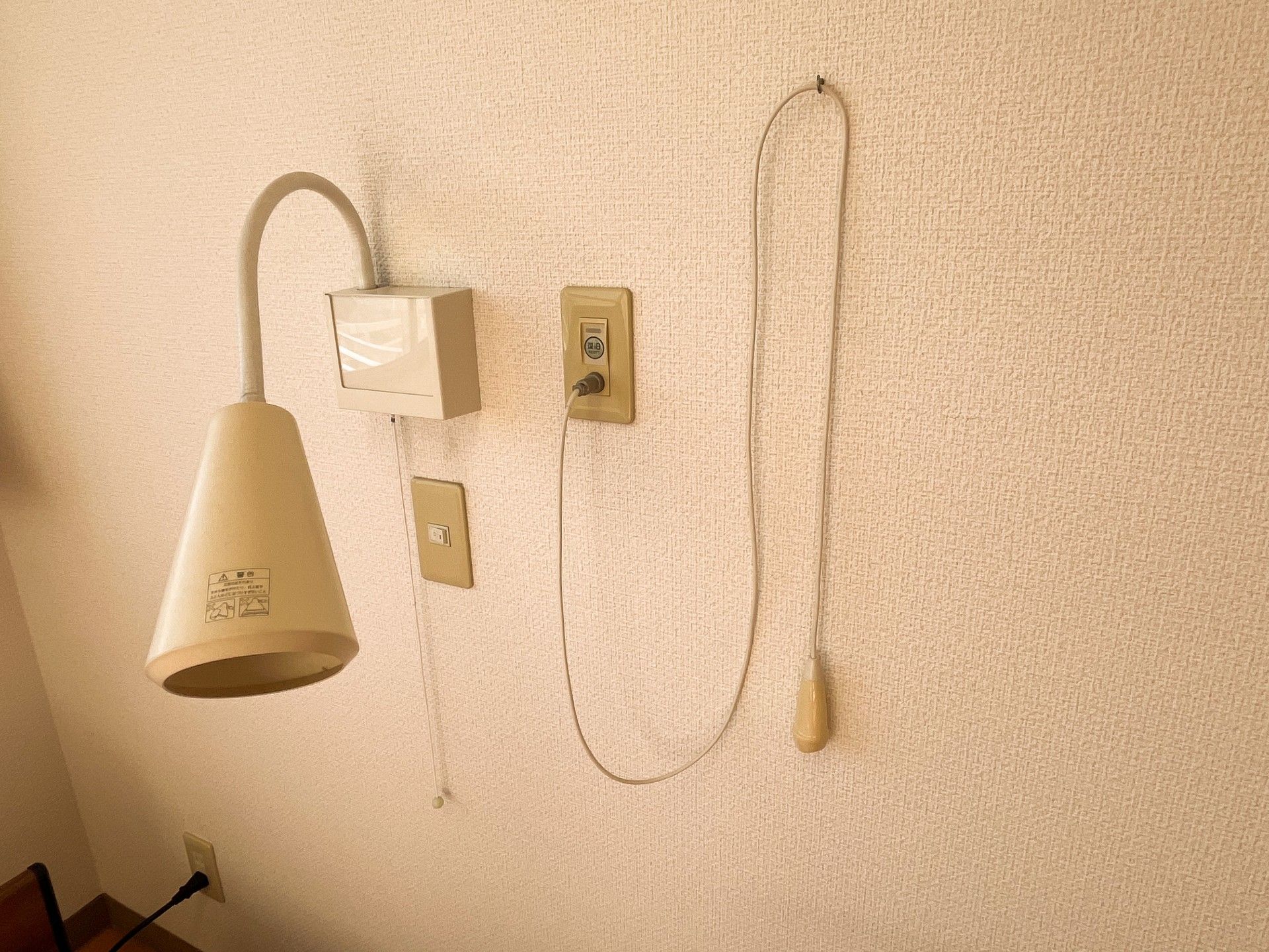 壁の設備と照明