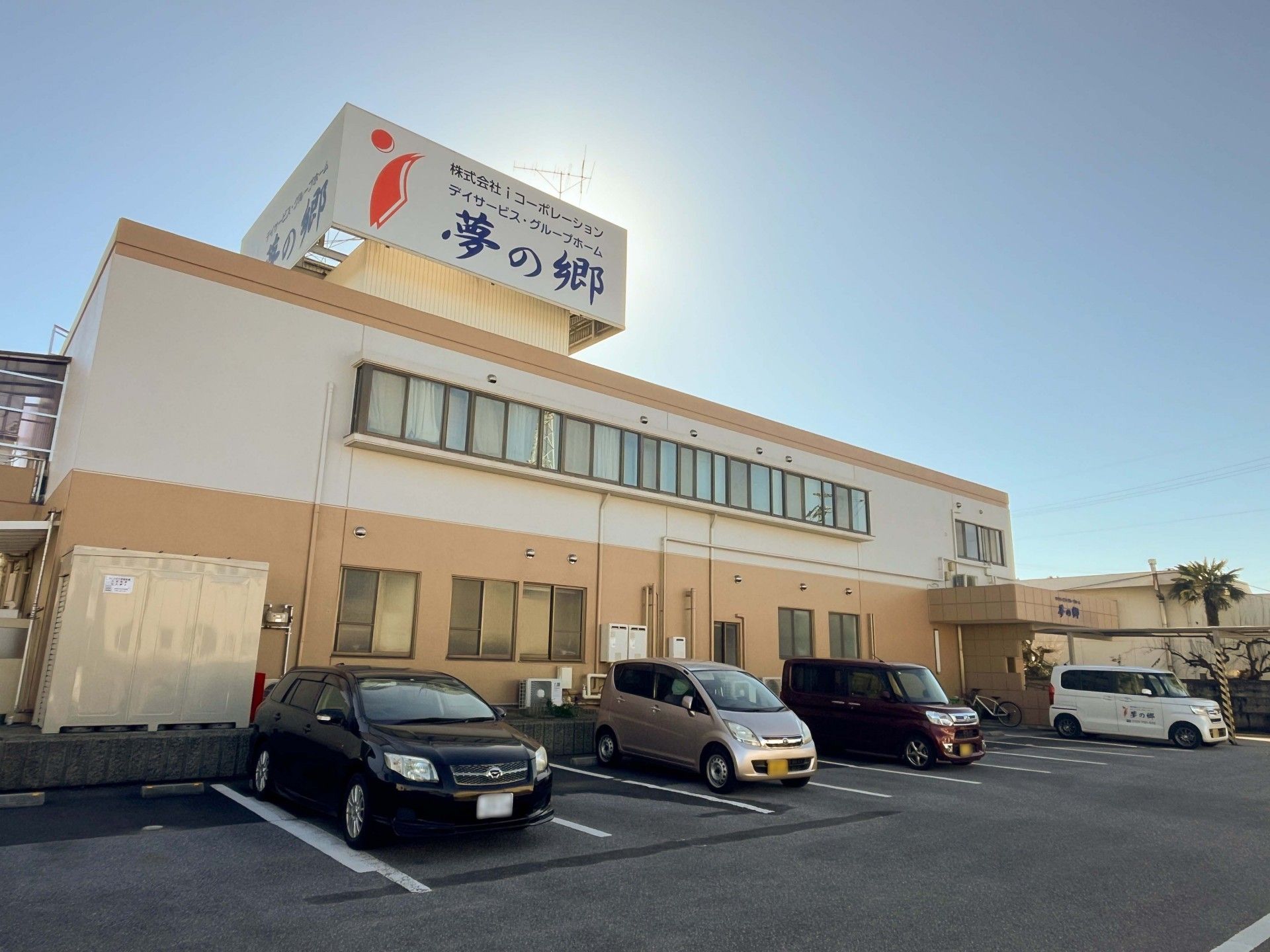 駐車場のある建物外観