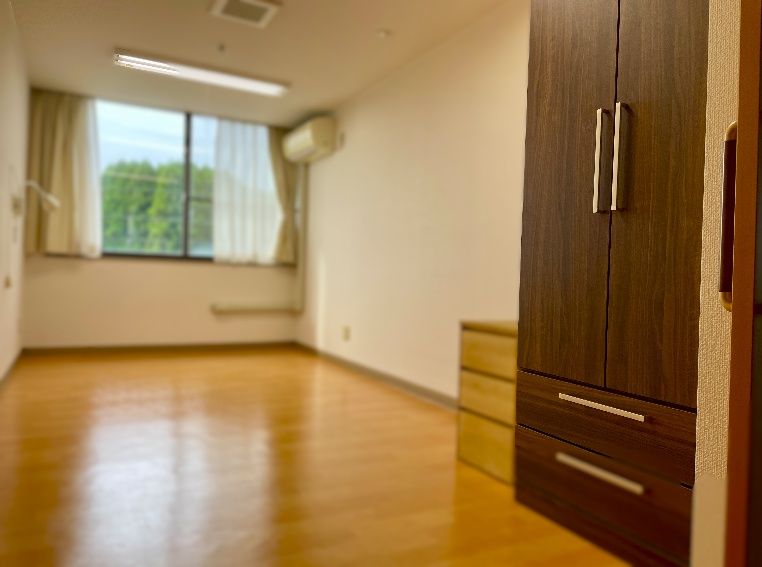 複数の収納家具やエアコン、ナースコールが設置されている個室