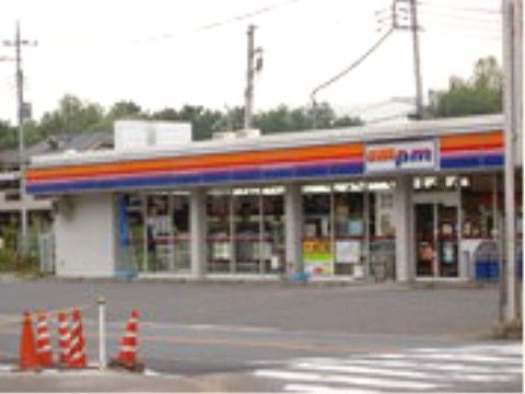 ホームから徒歩で行ける距離に気軽に買い物ができる店舗がある。身の回り品の買い物をする際にも近くで便利である。