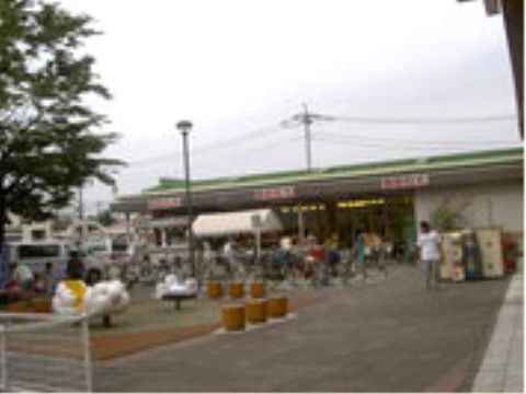 施設近くには大型商業施設がある。生活に必要な衣料品や日用雑貨など、すぐに買い出しに行けるのは助かる。