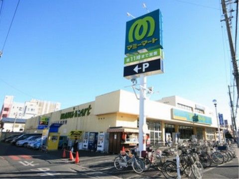 施設のそばにはスーパーマーケットの他、色んなジャンルのお店が建っている。必要に応じて買い物できるのはうれしい。