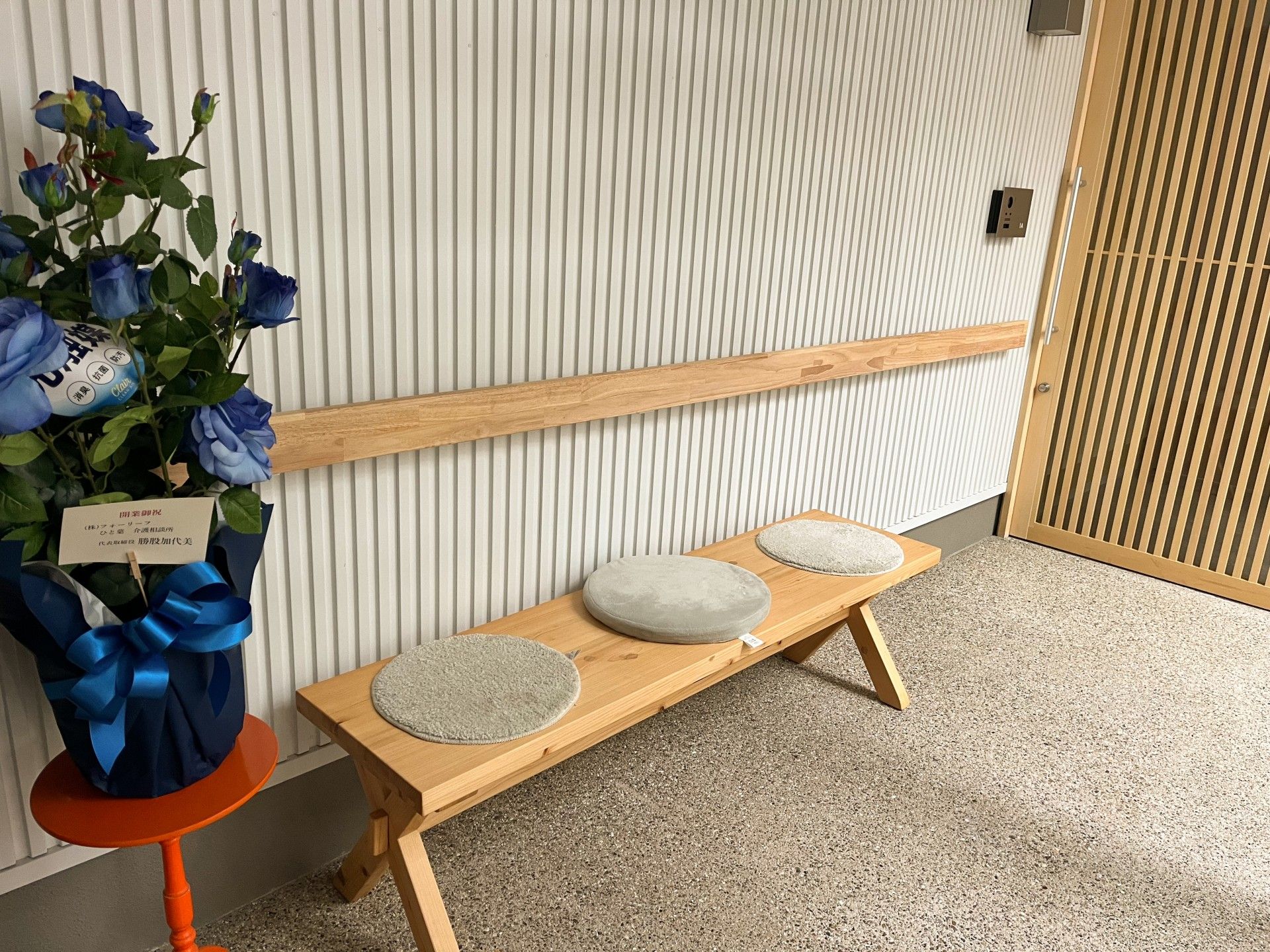 ベンチと花のある廊下