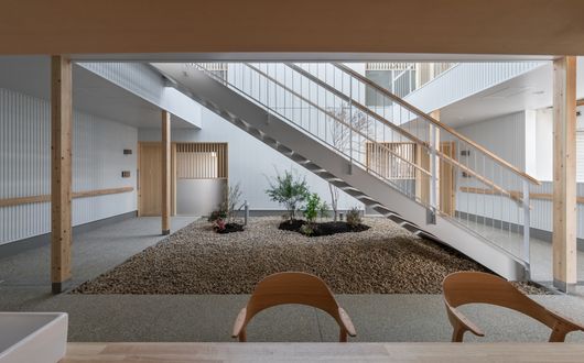 中庭　caféからの中庭