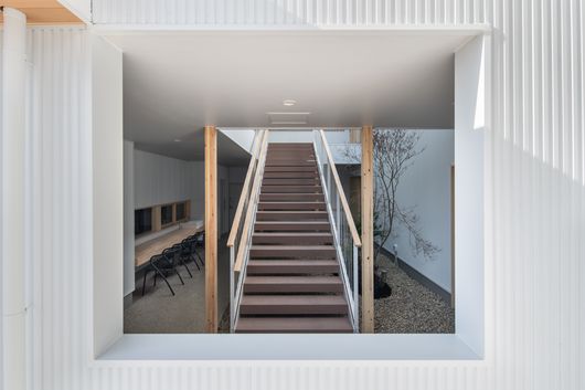 四角窓からの階段