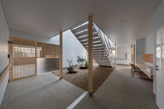 中庭　エレベーター前