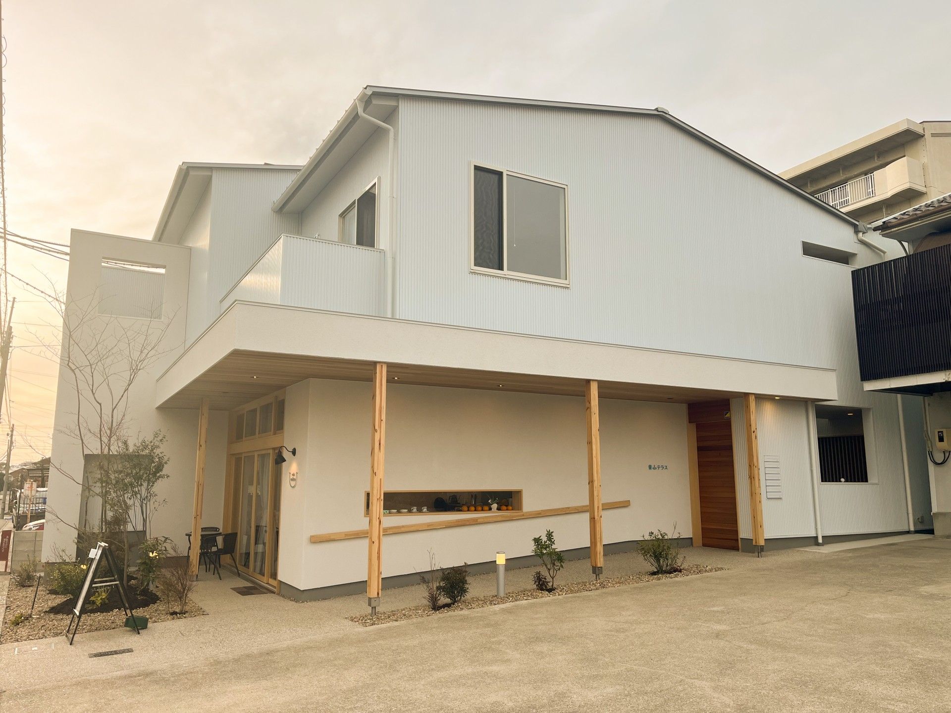 落ち着いた外観の建物