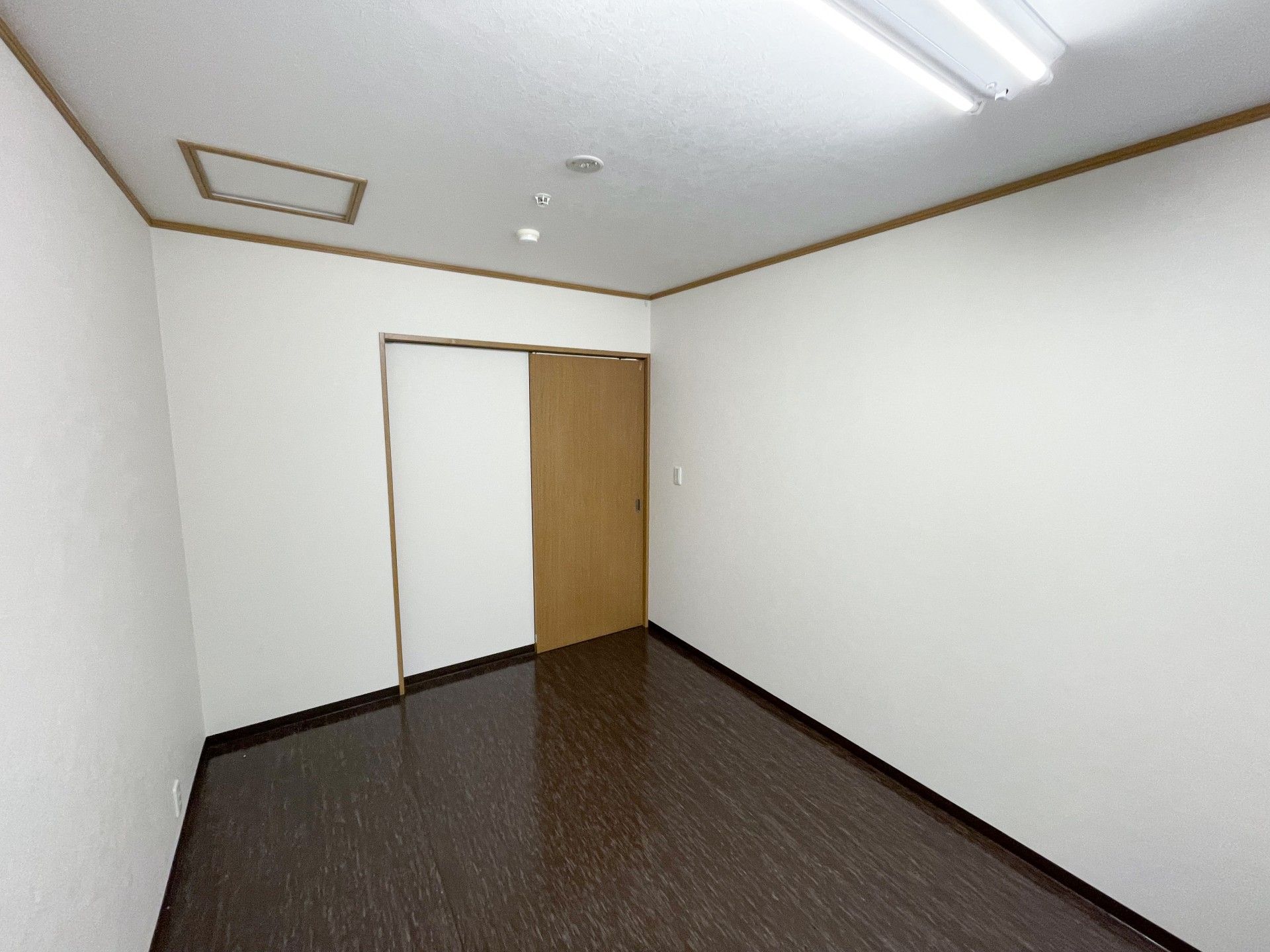 シンプルな個室の一角