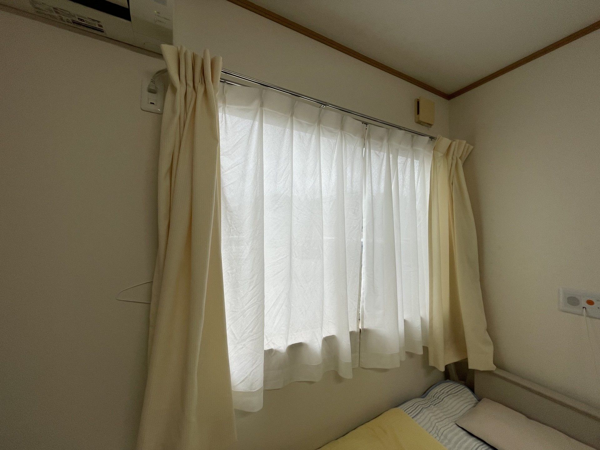 柔らかな光が差し込む窓辺