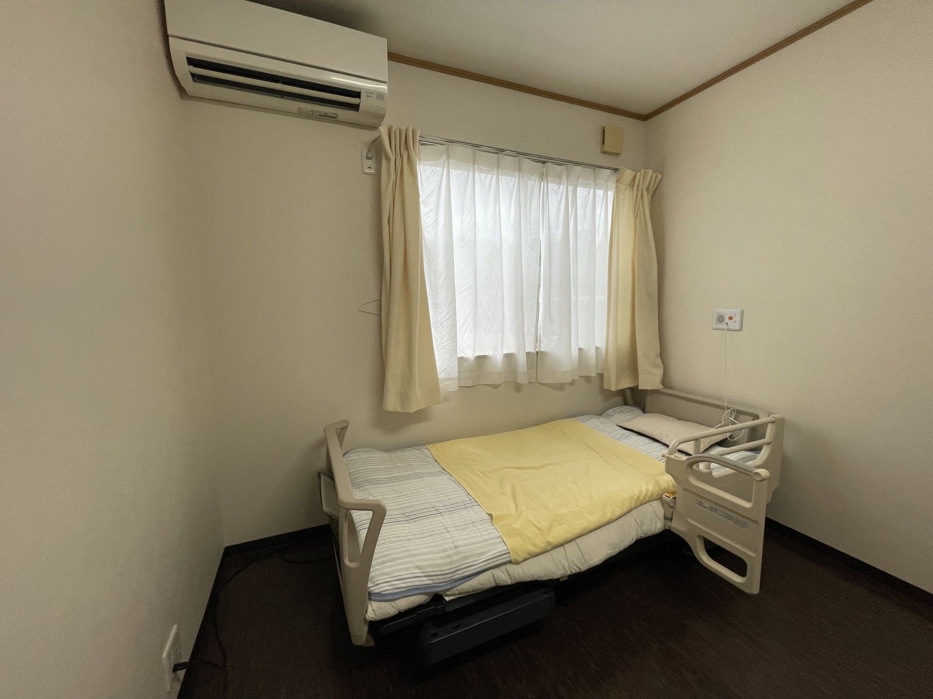 シンプルな寝室