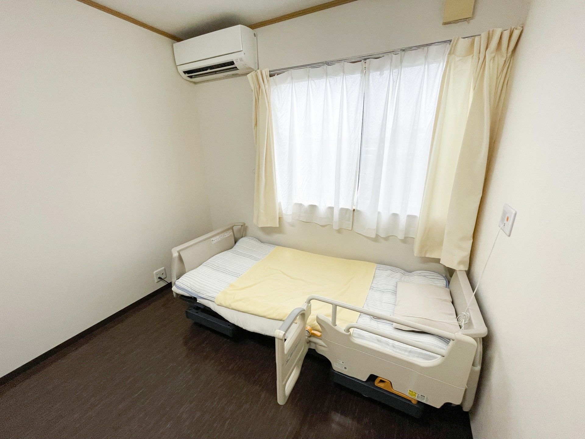 明るい個室のベッド