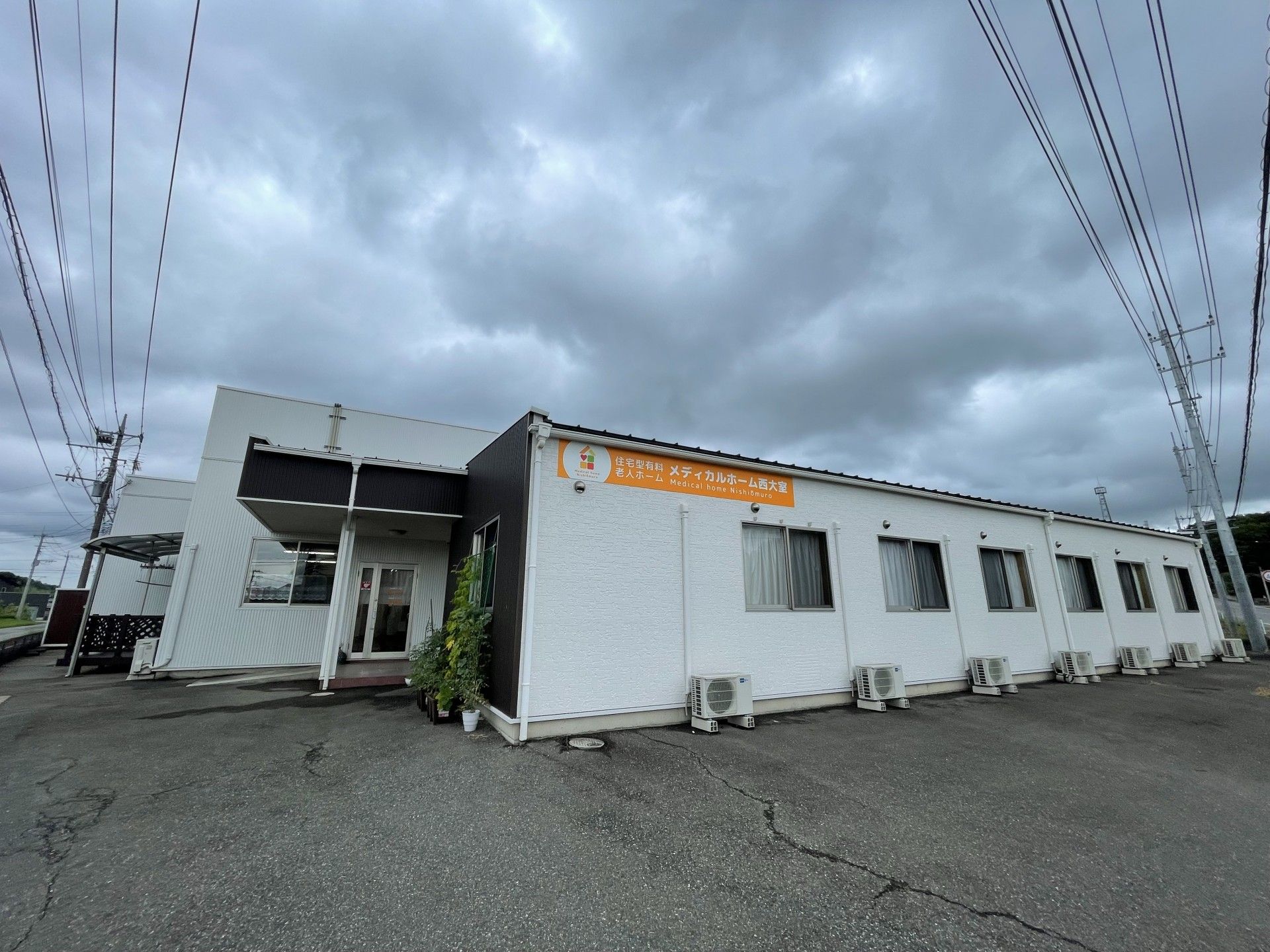 白い建物の外観