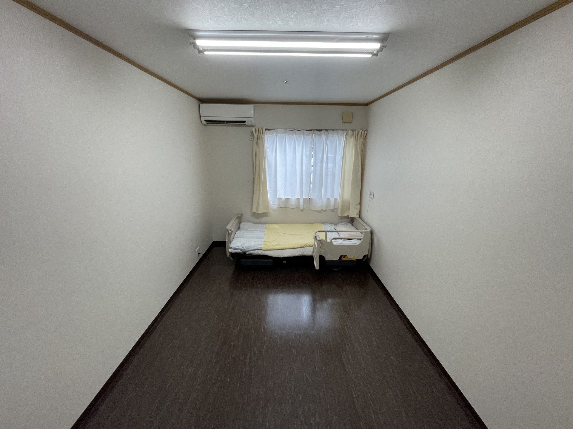 シンプルな個室の様子