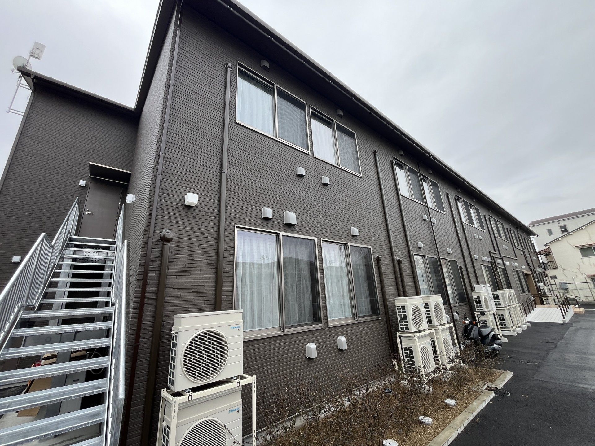 外観と階段の様子