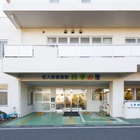 明るい入り口の建物