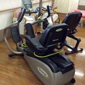 運動器具が並ぶリハビリ室