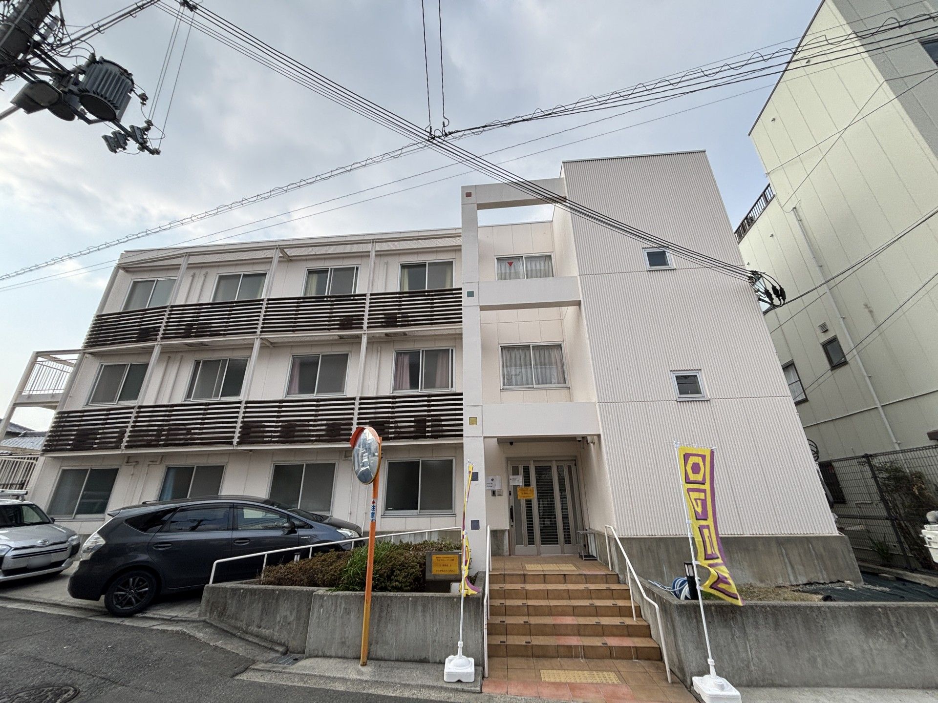 白い外観の建物