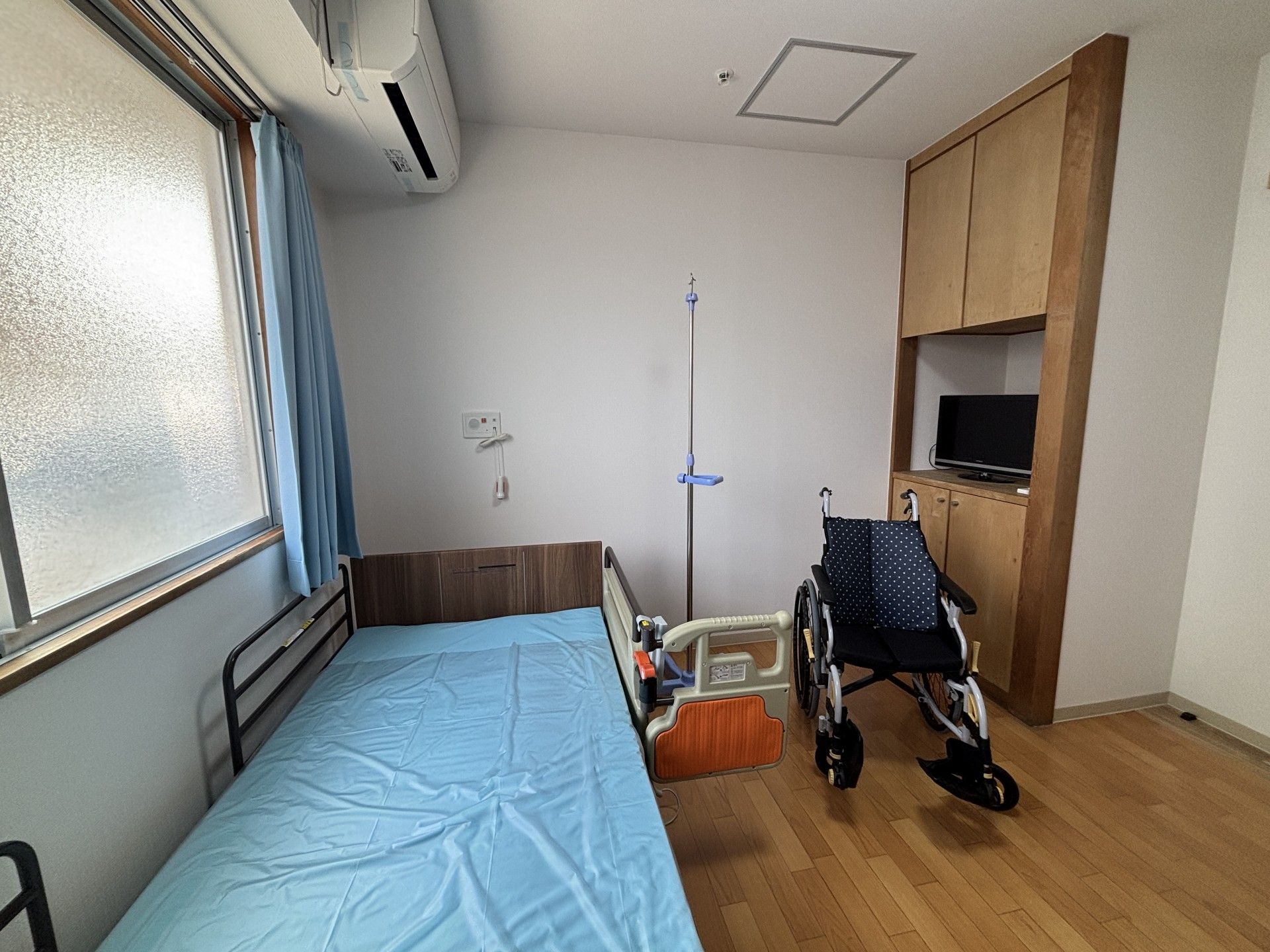 ベッドと車椅子のある部屋