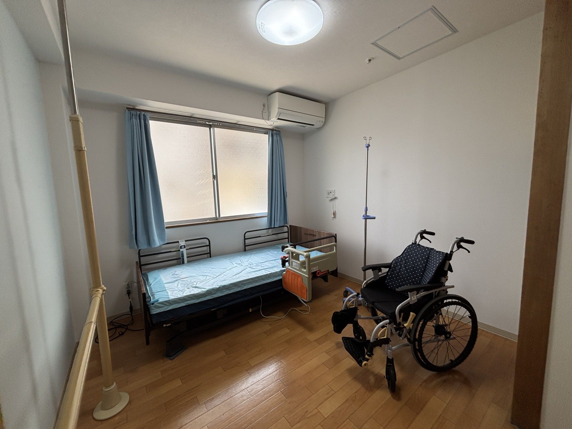 ベッドと車椅子のある部屋