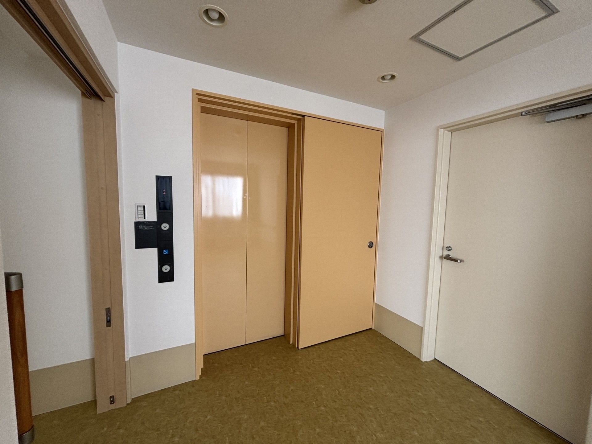 エレベーター前の廊下