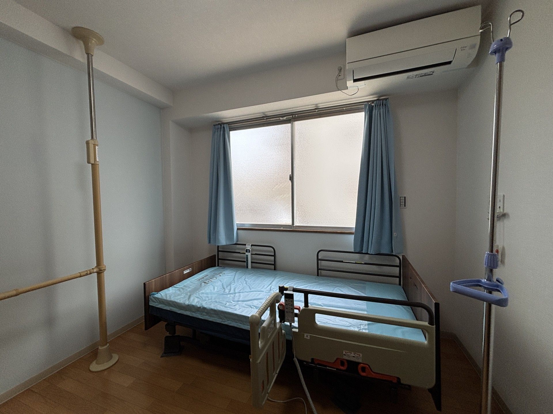 ベッドと手すりのある部屋