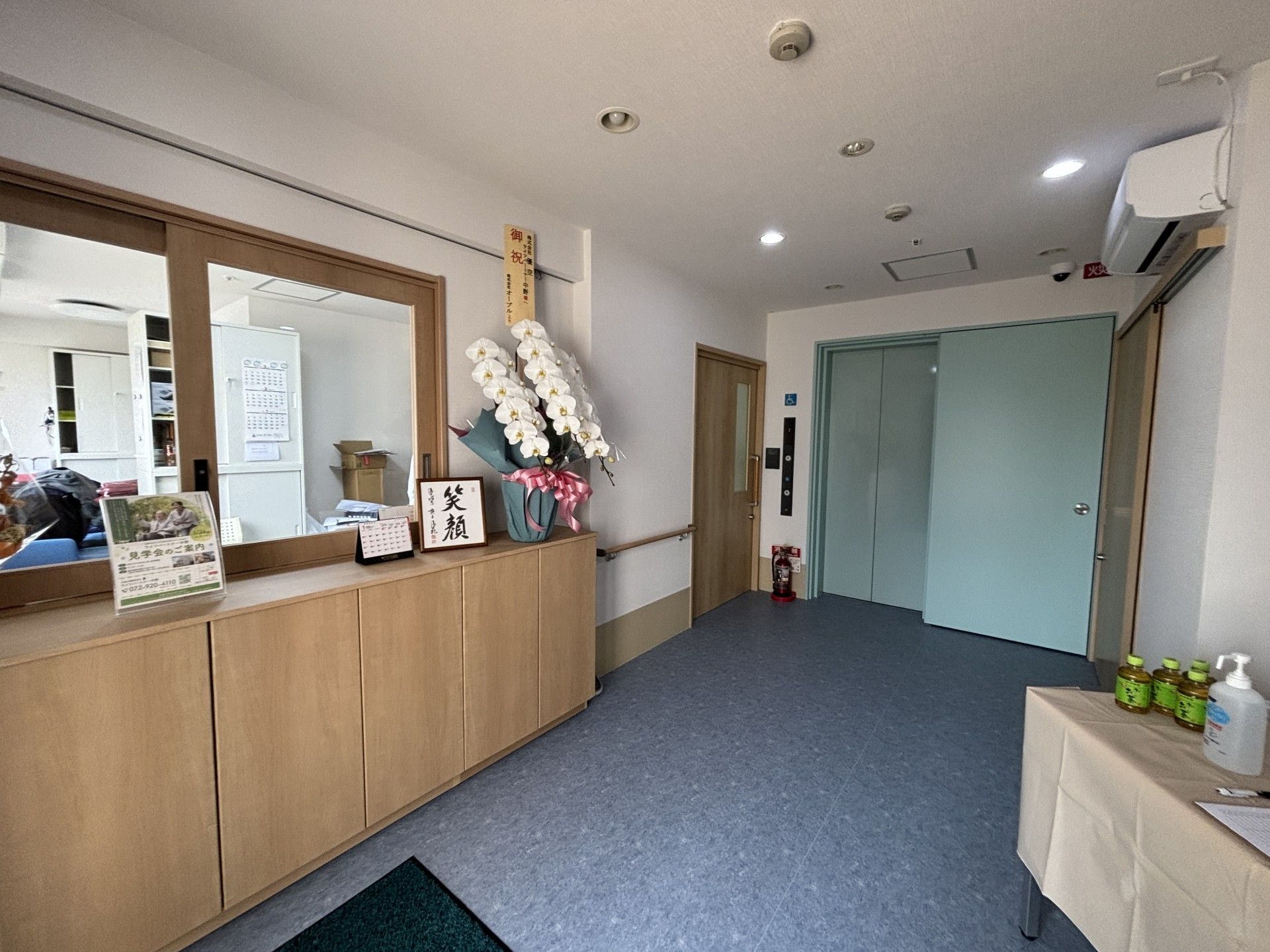 受付とエレベーターの廊下