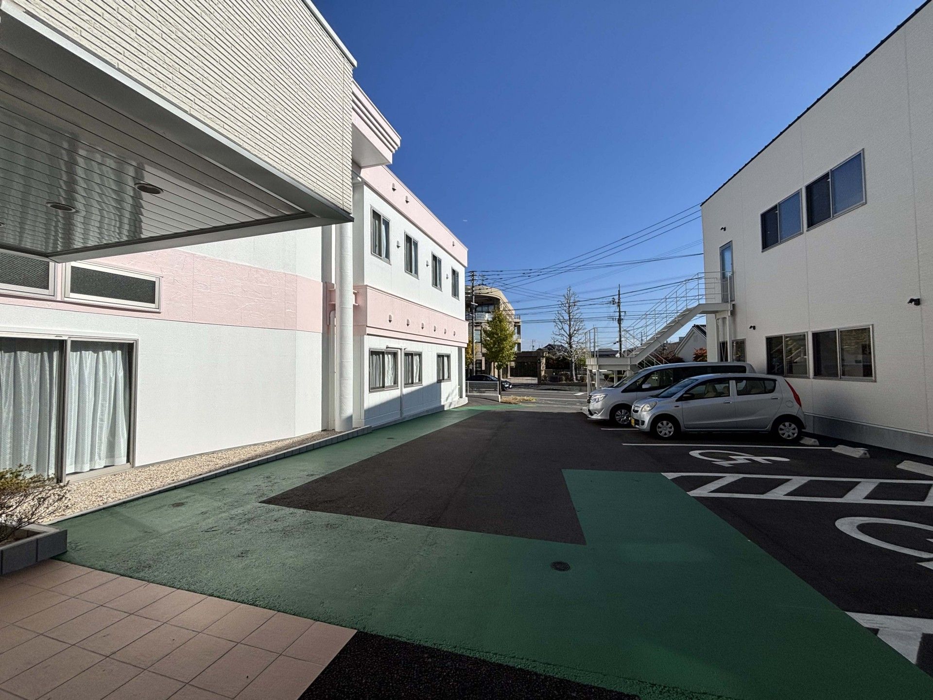 駐車場と建物の外観