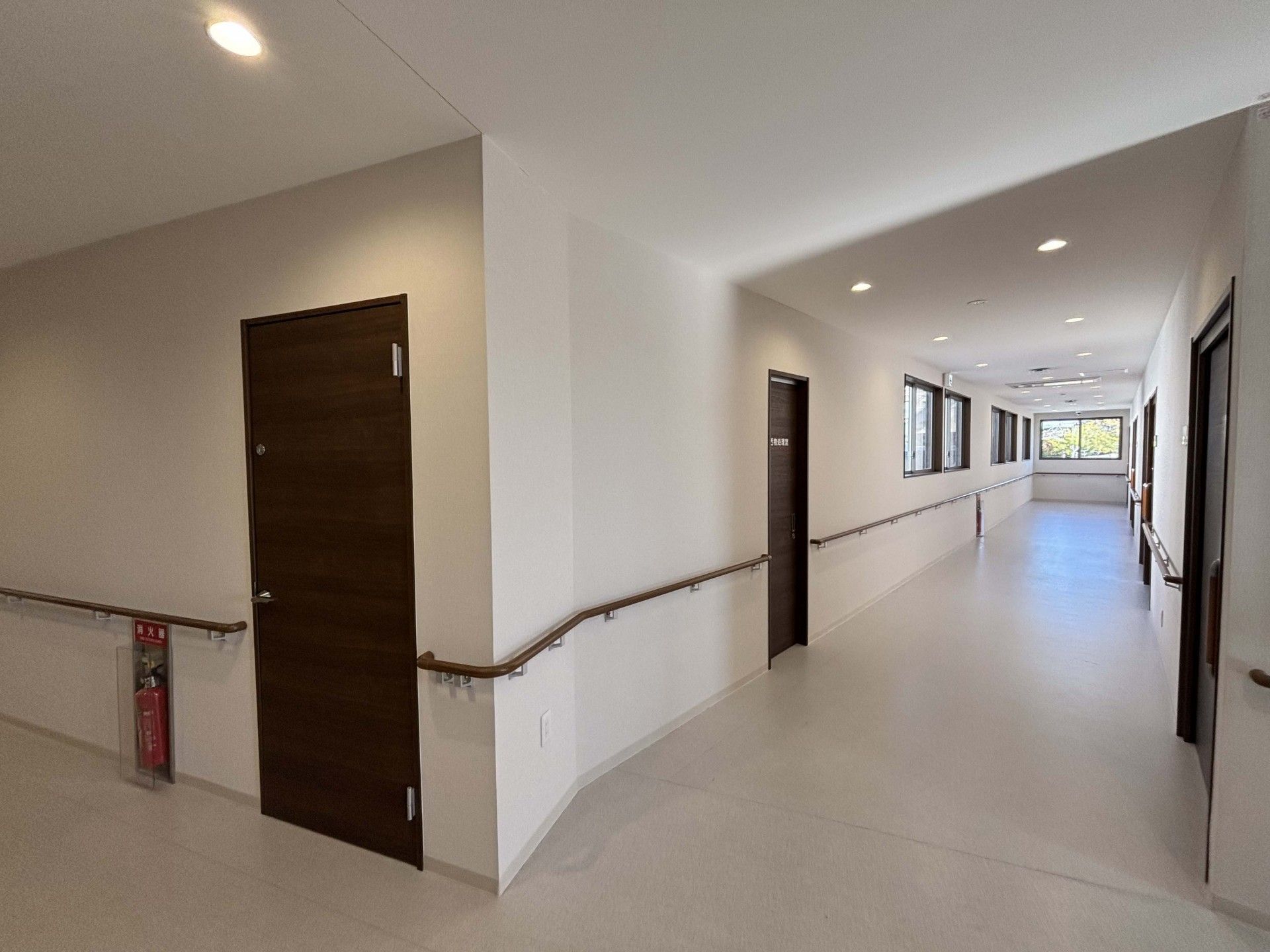 手すり付きの明るい廊下
