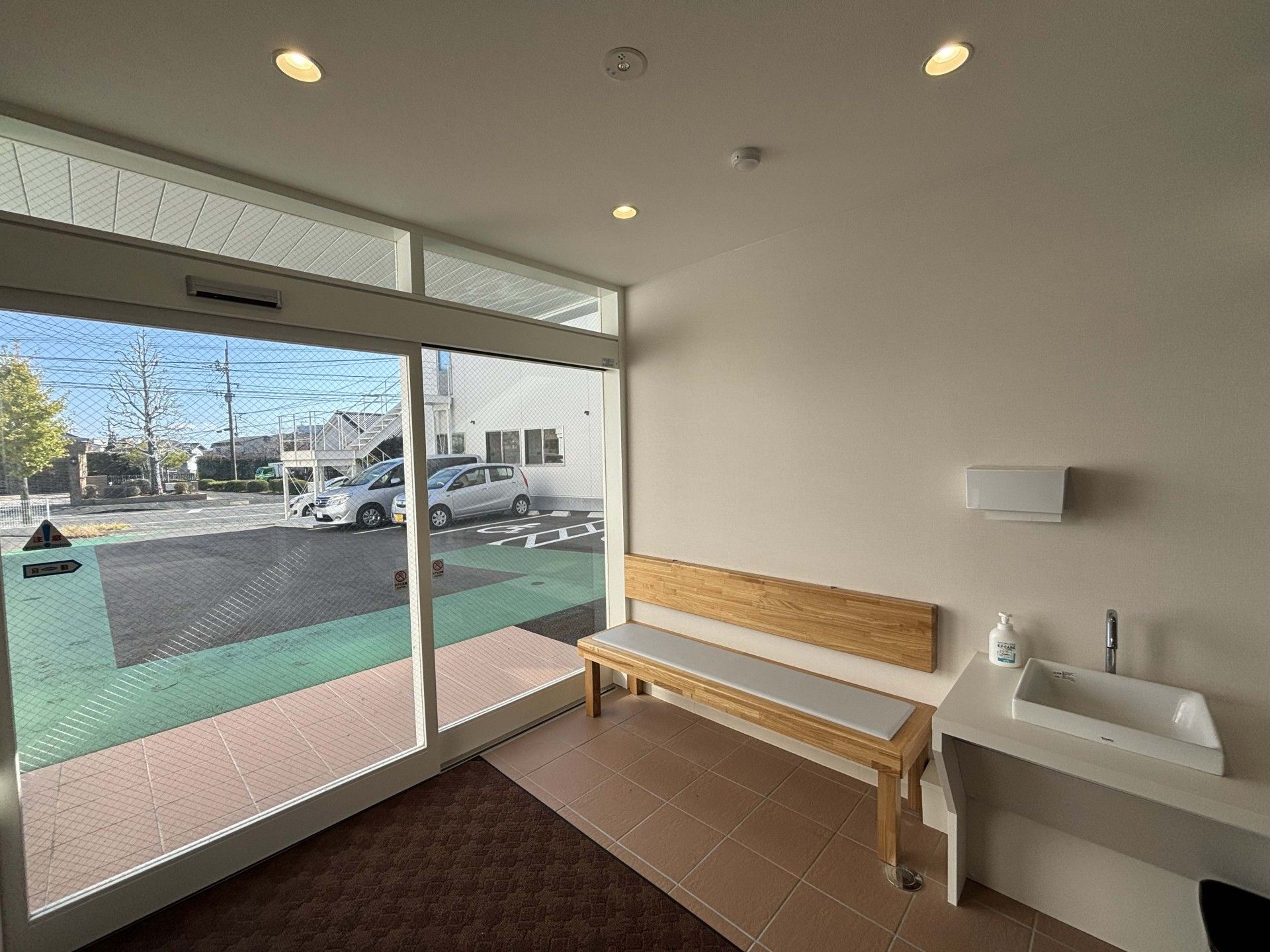 広い窓のある待合スペース