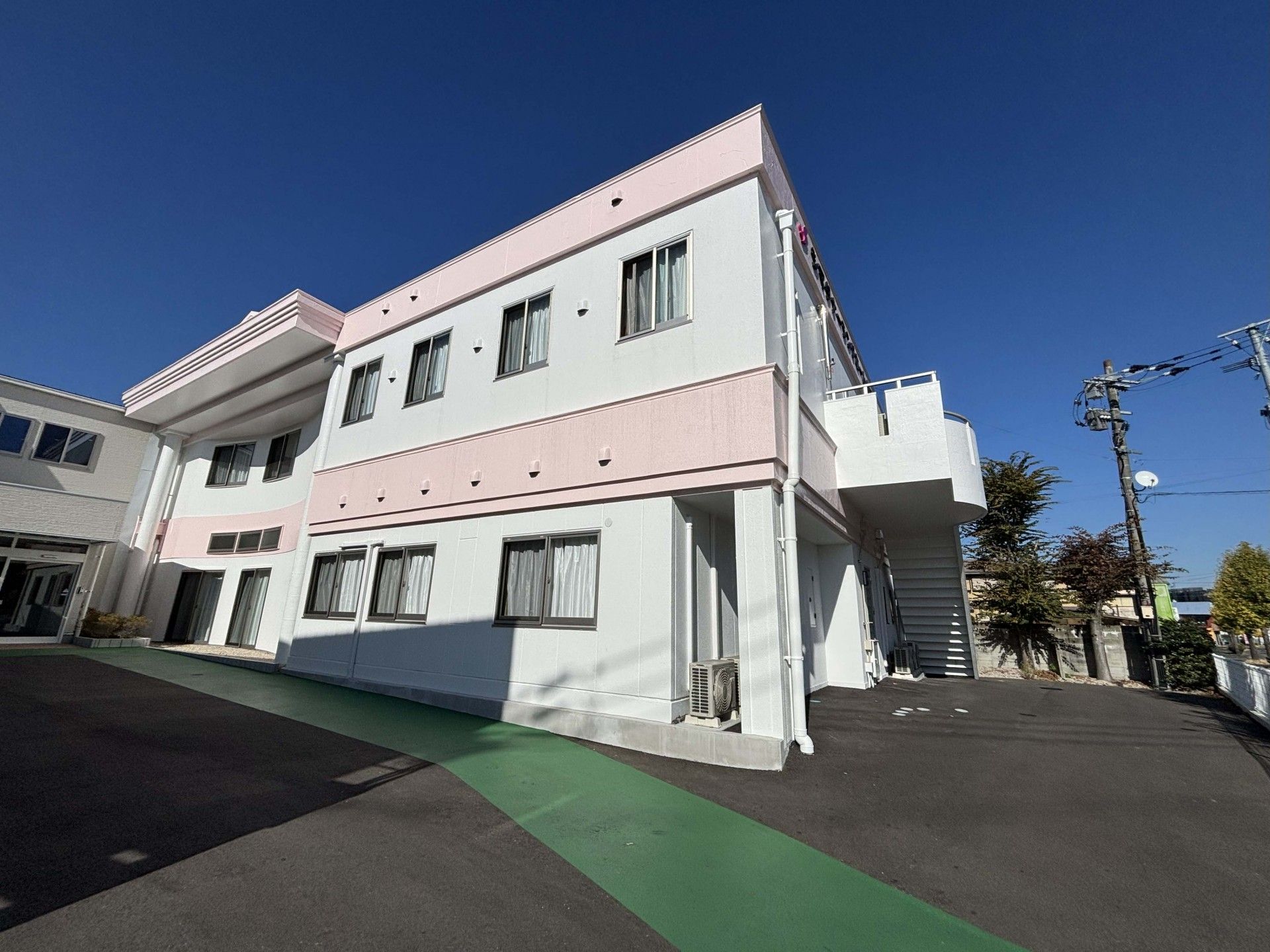 青空の下の建物外観