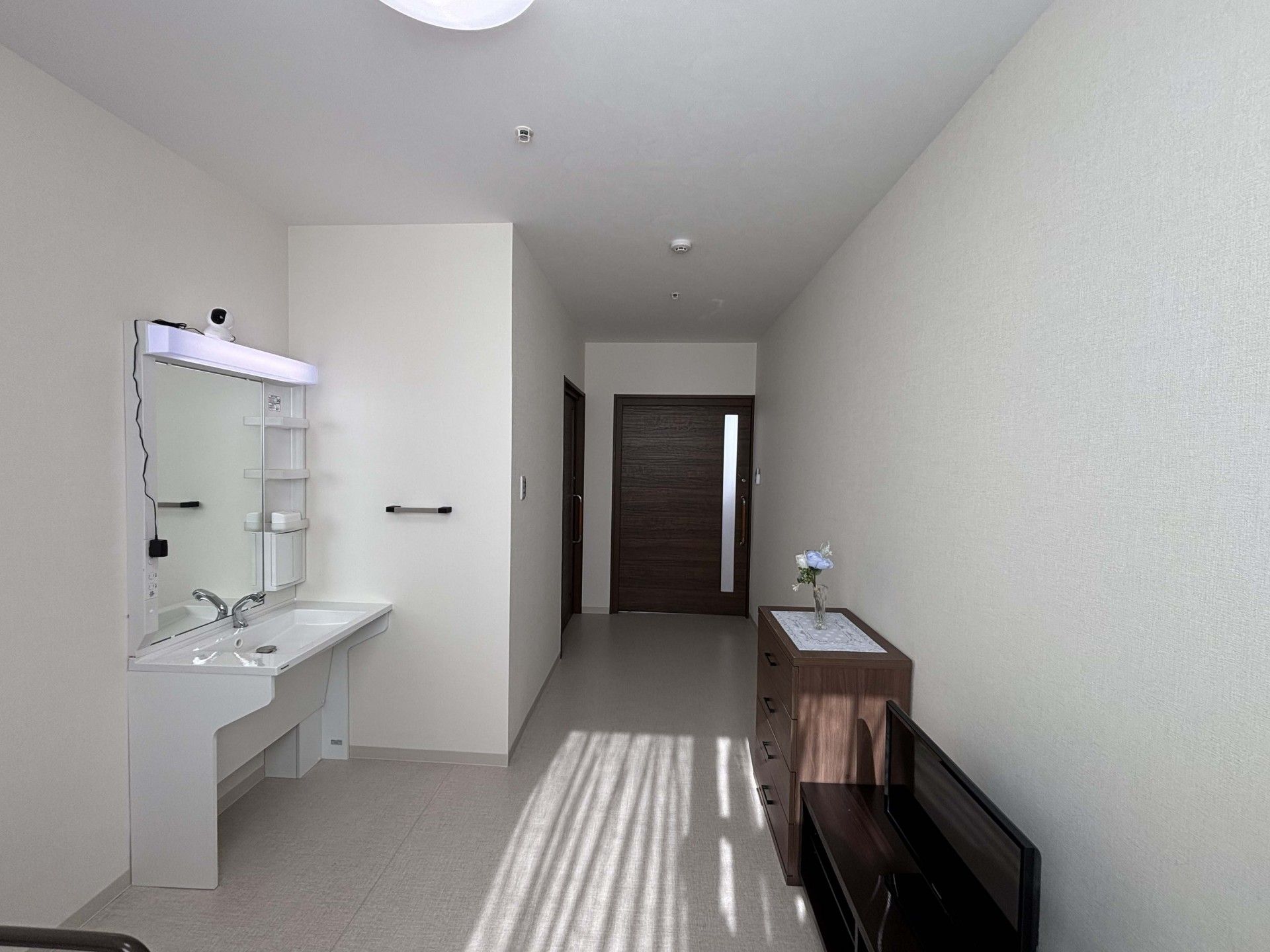 明るい洗面台のある部屋