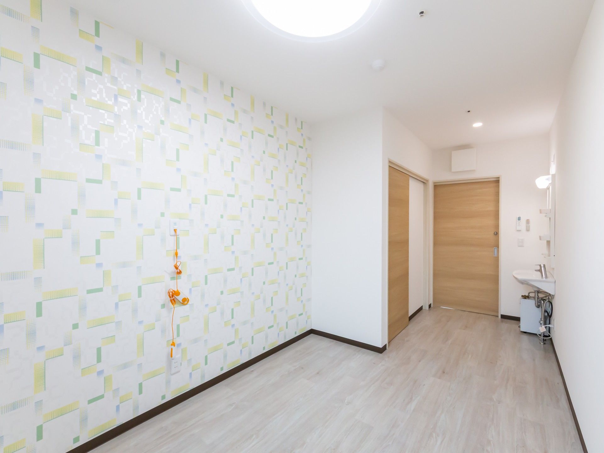 明るい廊下と扉