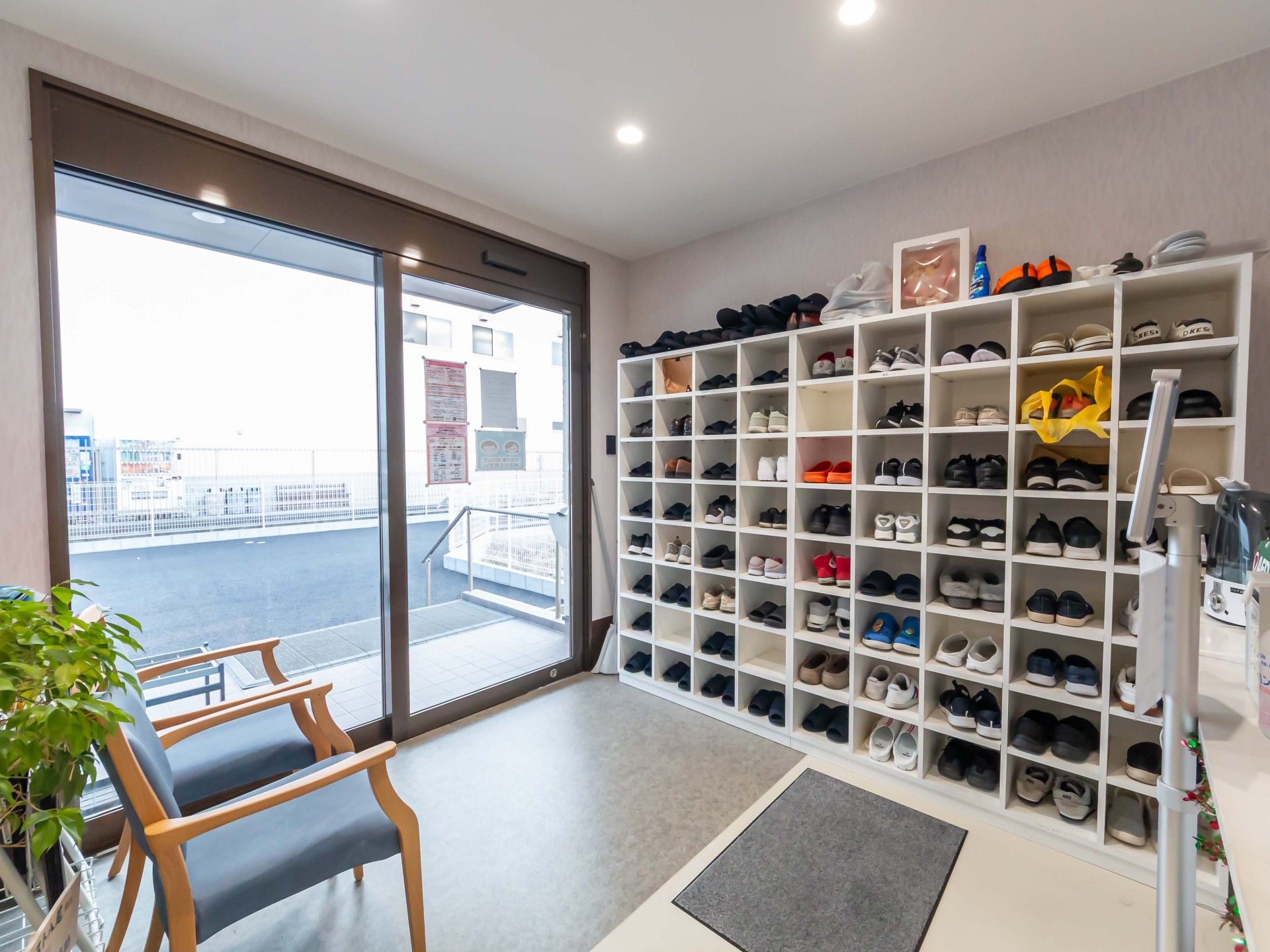 靴が並ぶ明るい玄関
