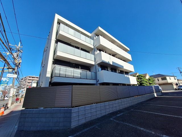 青空の下の建物外観