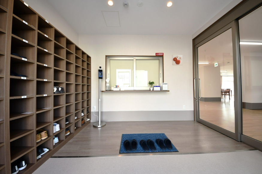 靴箱と受付のあるエントランス