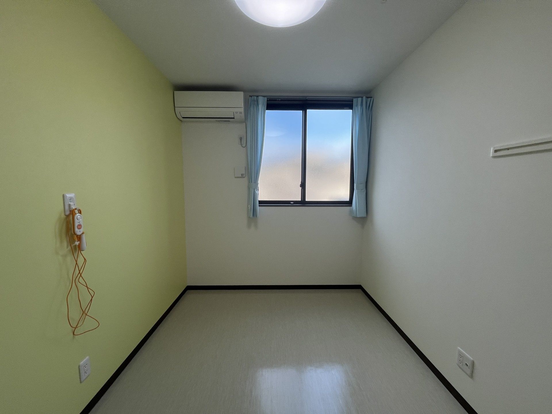 窓のある明るい部屋