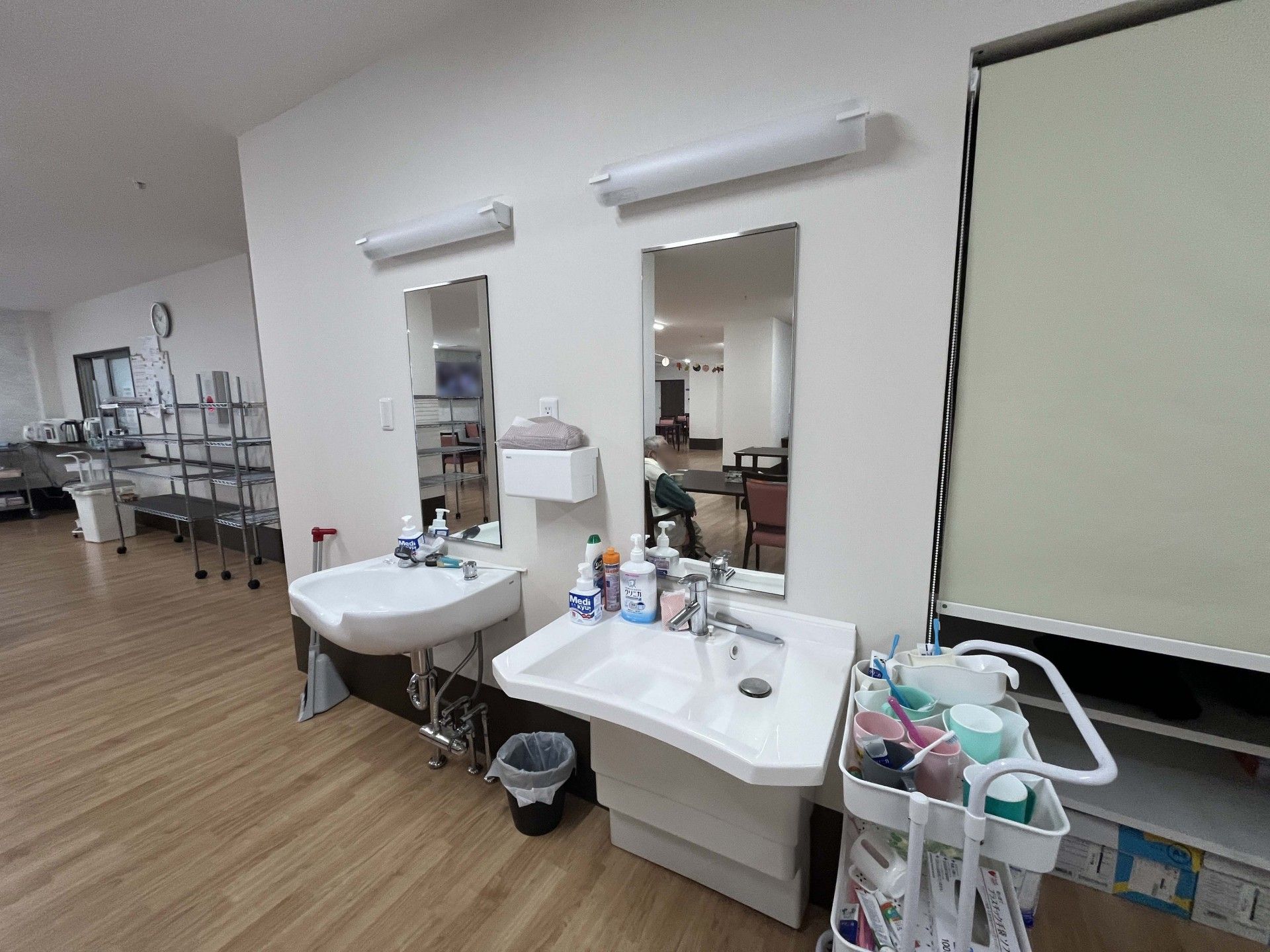 洗面台と鏡のあるスペース