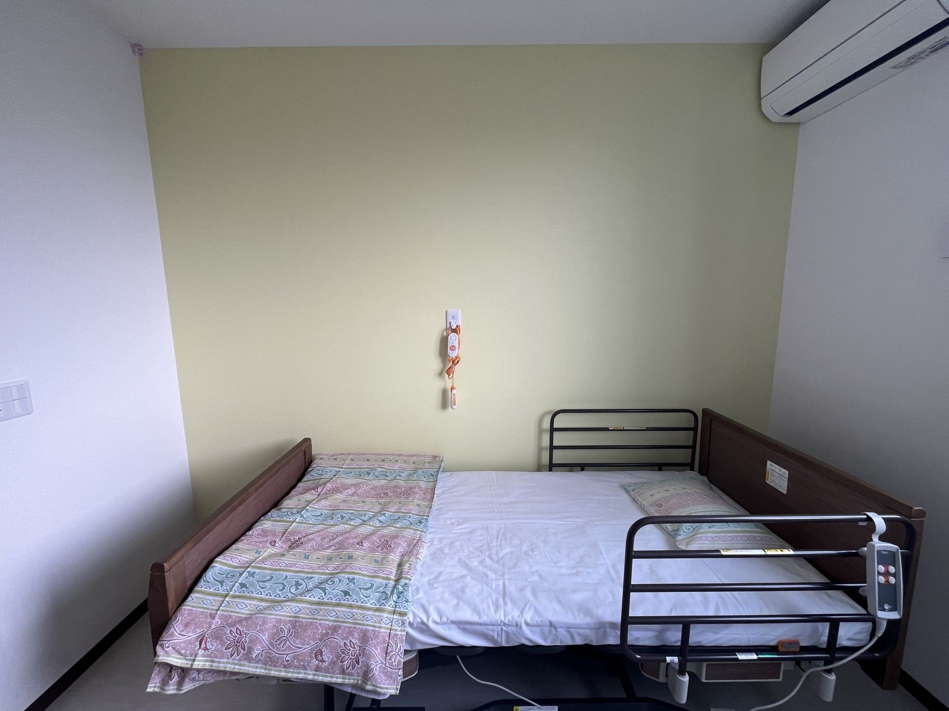 シンプルなベッドの部屋