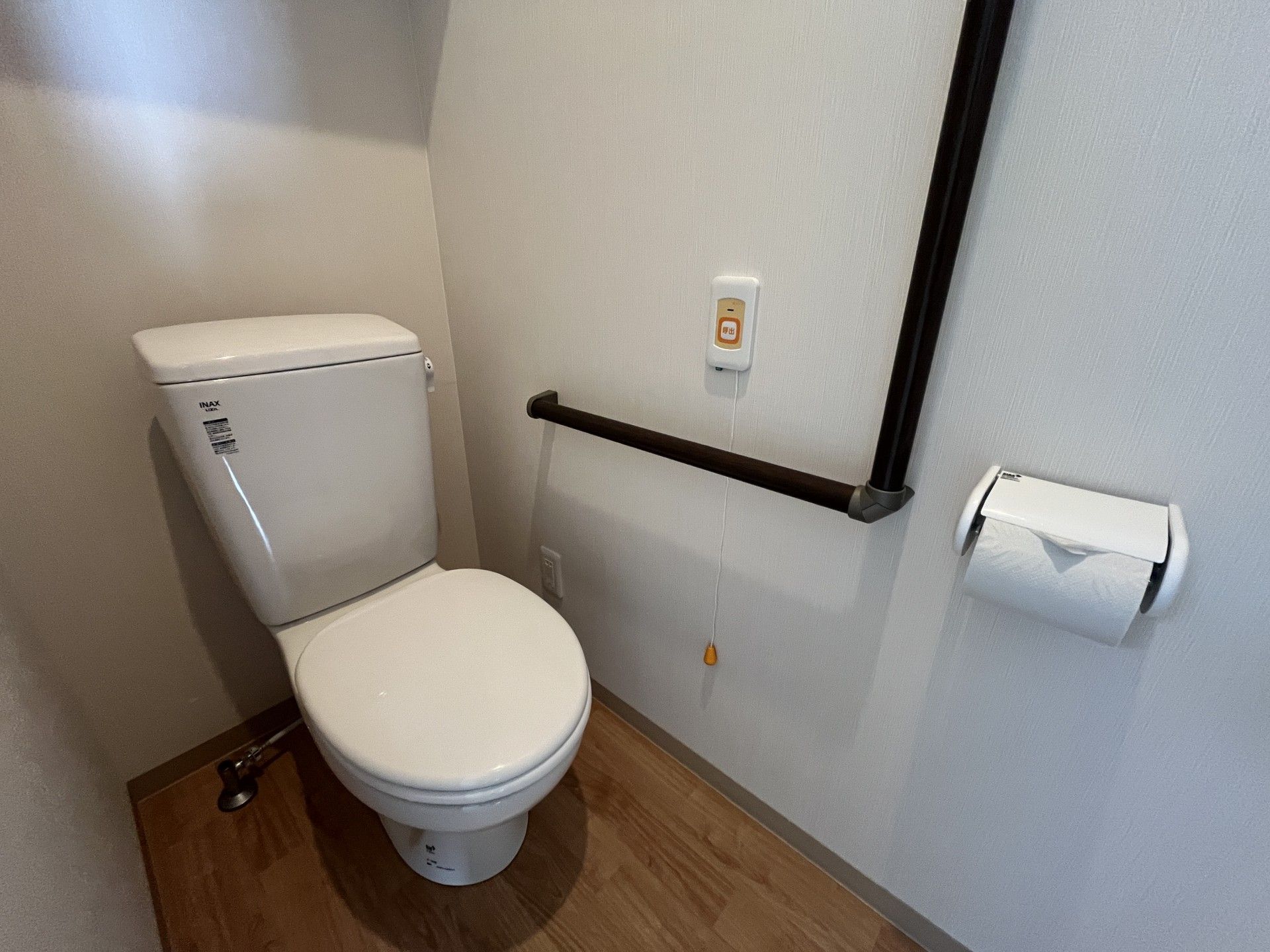 手すり付きのトイレ