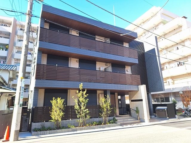 落ち着いた外観の建物
