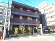 落ち着いた外観の建物