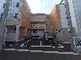 静かな住宅街にある建物の外観