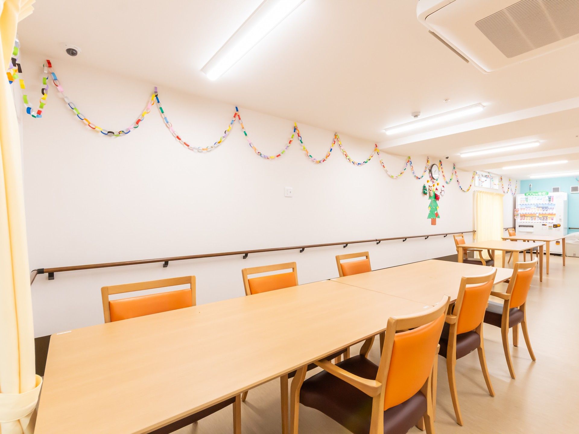 飾り付けのある広い部屋