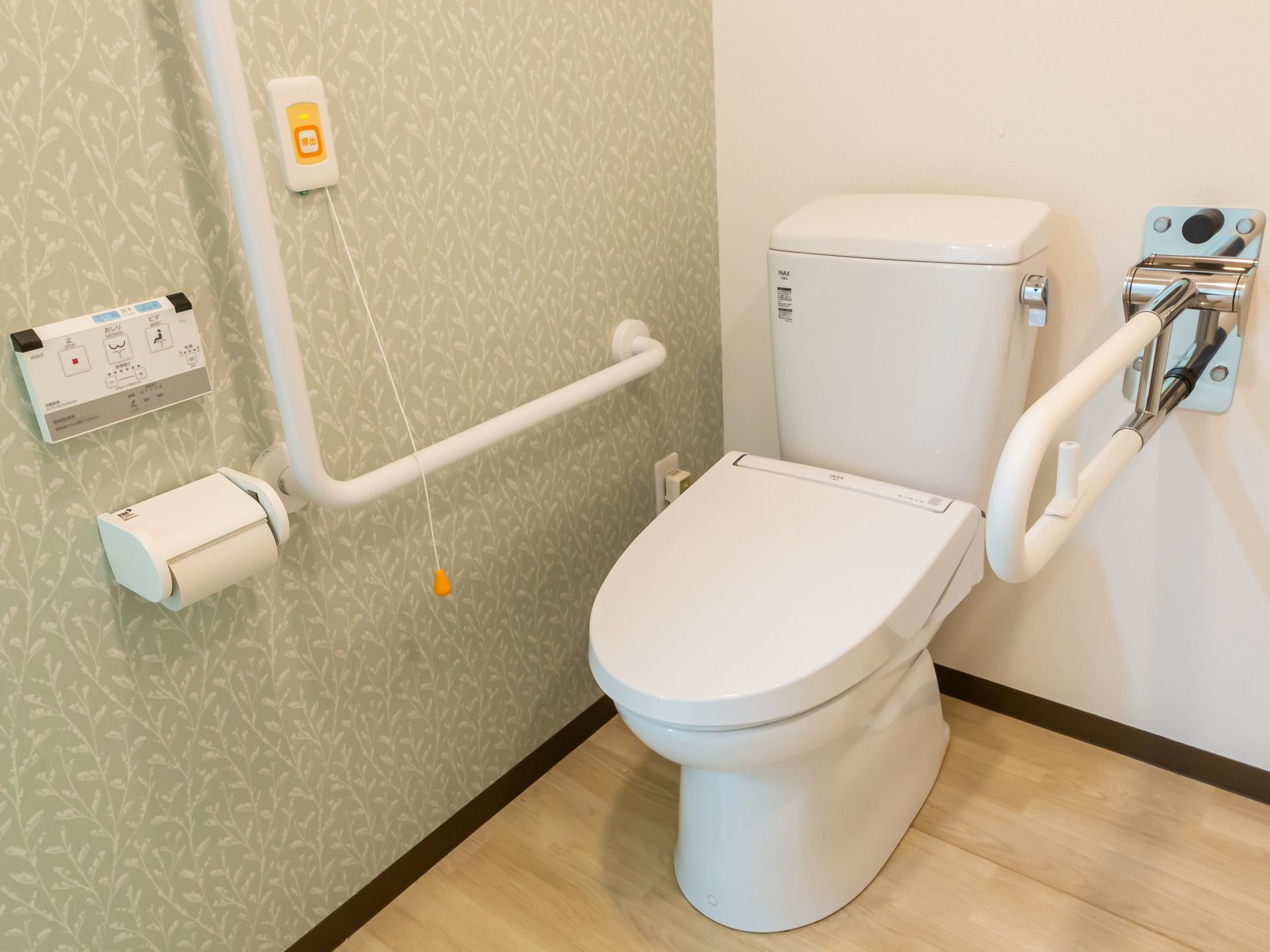 手すり付きのトイレ